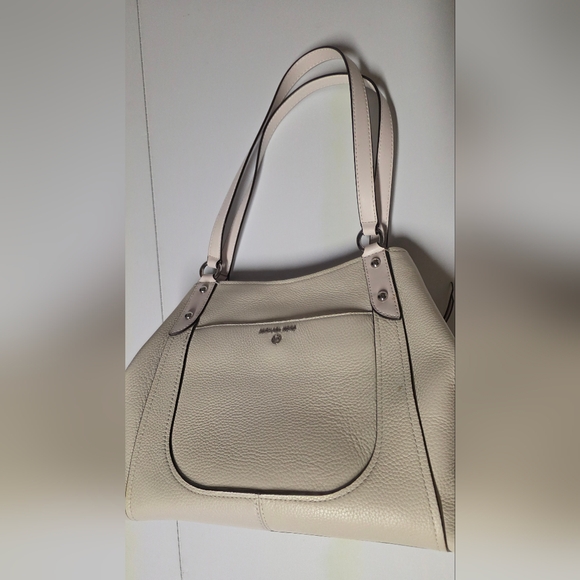 Michael Kors Cream Leather Shoulder Bag (With Defect) - Picture 14 of 15